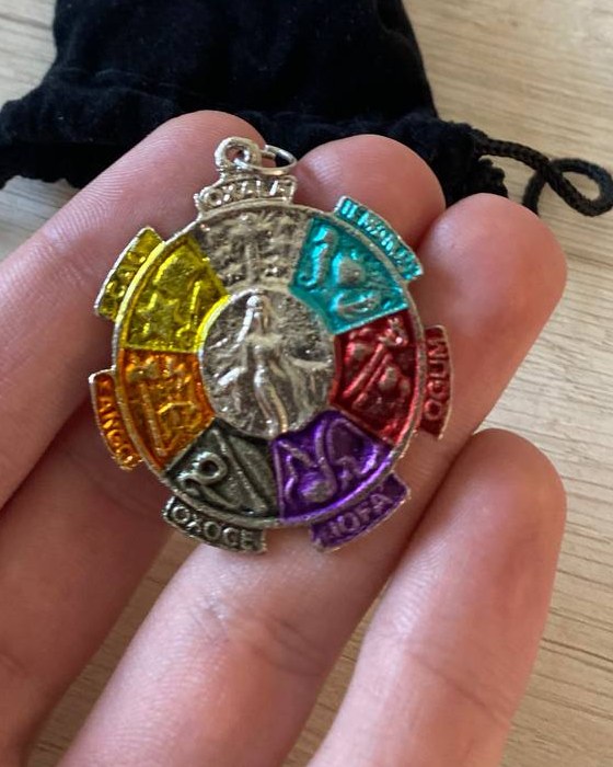 Medallón de los Siete Poderes con sus cintas de colores